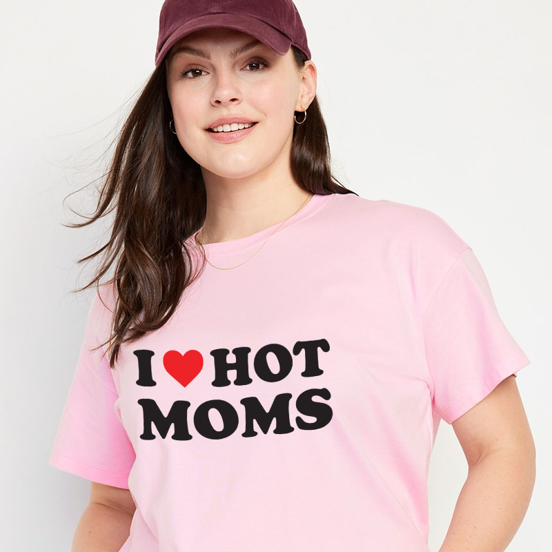 I ❤️ Hot Moms - Tee Shirt