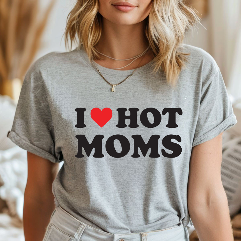I ❤️ Hot Moms - Tee Shirt