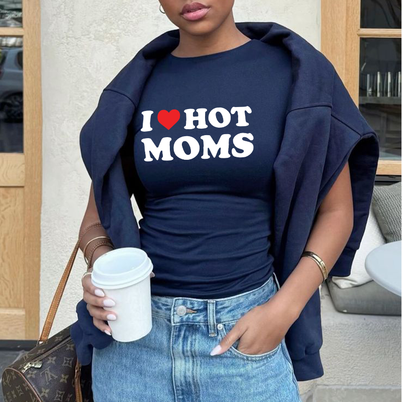 I ❤️ Hot Moms - Tee Shirt